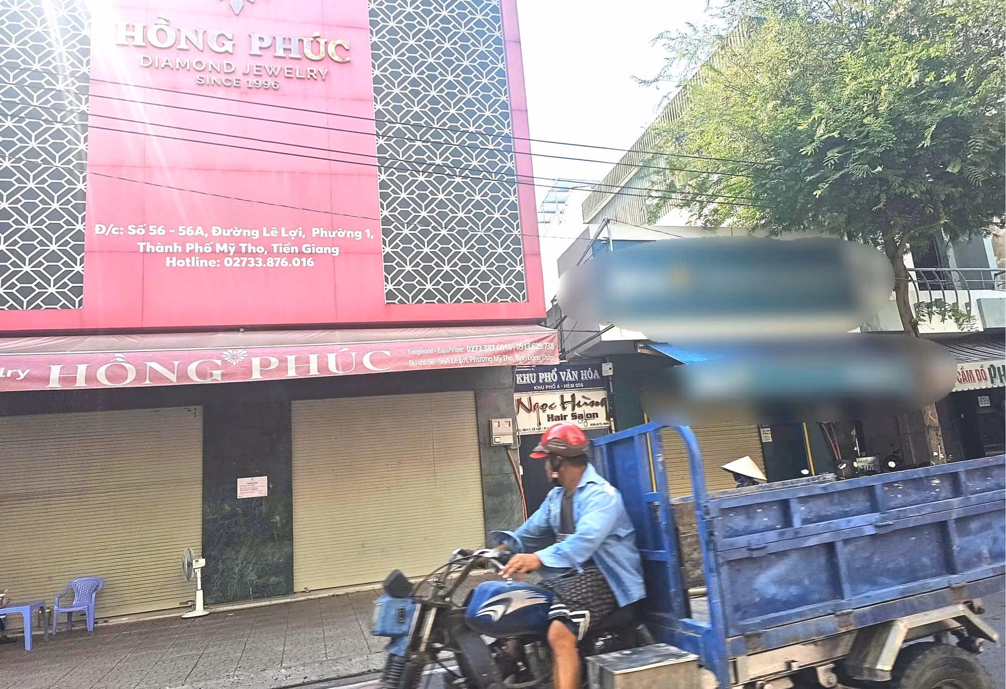 Tiệm vàng Hồng Phúc trên đường Lê Lợi vẫn đóng cửa sáng 18/7 (bên trái) và cảnh người dân ngồi vỉa hè chờ giao dịch tại một tiệm vàng trên đường Lê Văn Duyệt sáng 17/7. Ảnh: Chúc Trí