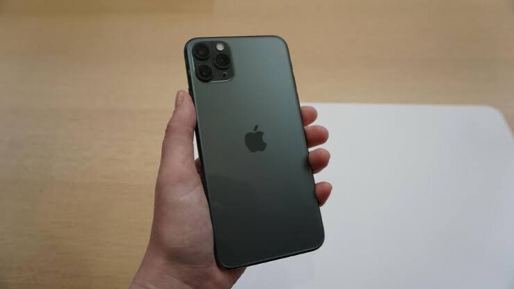 Midnight Green là màu độc quyền đầu tiên dành cho dòng iPhone Pro, xuất hiện trên iPhone 11 Pro và Pro Max năm 2019. Sắc xanh rêu pha ô liu trầm mang vẻ lịch lãm, nhanh chóng trở thành màu bán chạy nhất trước khi bị khai tử sau một thế hệ.