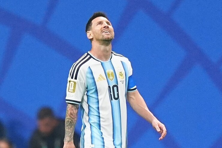 Messi bất ngờ sút hỏng phạt đền