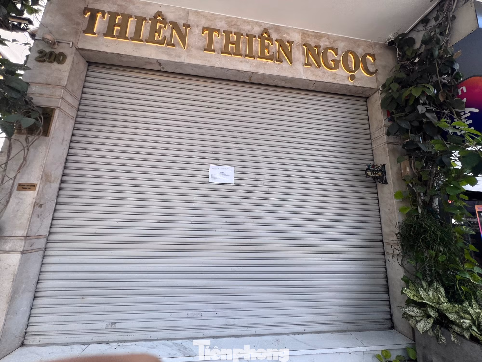 Loạt cửa tiệm kinh doanh vàng, kim cương đóng cửa ít ngày hoặc sang tiệm, trả mặt bằng... khiến khách hàng càng thêm bất an