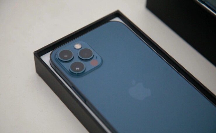 Pacific Blue được Apple giới thiệu trên iPhone 12 Pro với tông xanh biển đậm, ít bão hòa hơn các màu xanh truyền thống. Màu sắc này mang phong cách sang trọng, chỉ xuất hiện trong vòng đời của iPhone 12 Pro trước khi được thay thế bằng Sierra Blue.