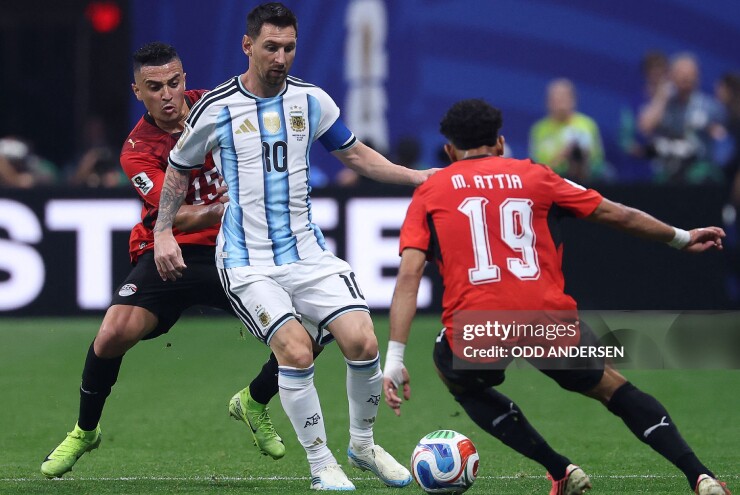 Messi gây thất vọng trong hiệp một