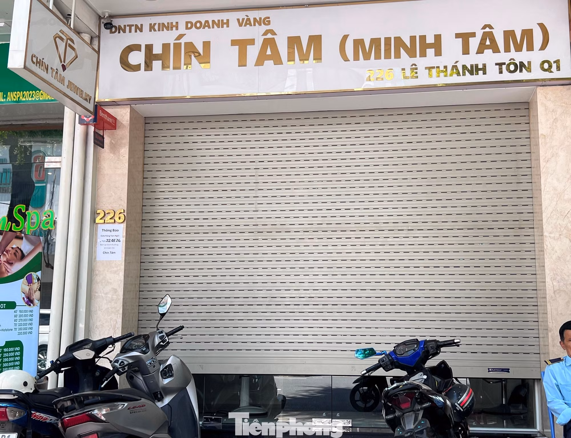 Loạt cửa tiệm kinh doanh vàng, kim cương đóng cửa ít ngày hoặc sang tiệm, trả mặt bằng... khiến khách hàng càng thêm bất an