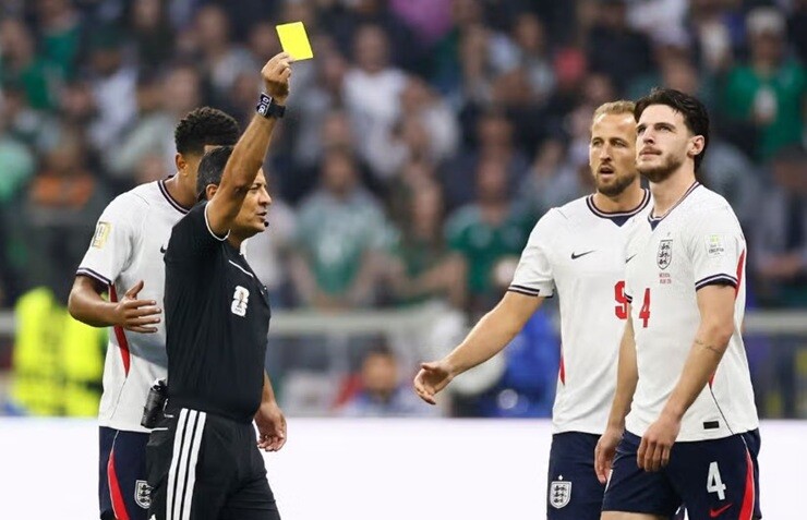 Declan Rice phải nhận thẻ vàng ngay ở phút đầu tiên trong trận gặp Mexico