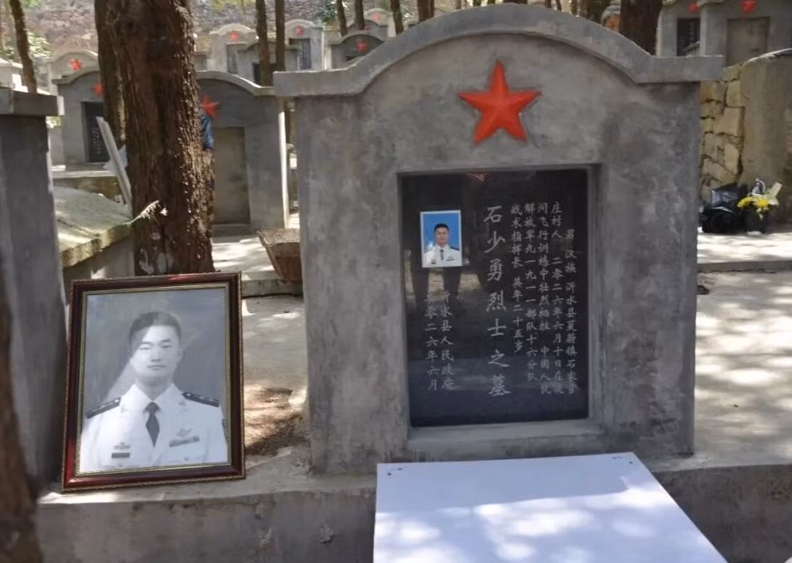 Tang lễ Trung uý Hải quân Shi Shaoyong.