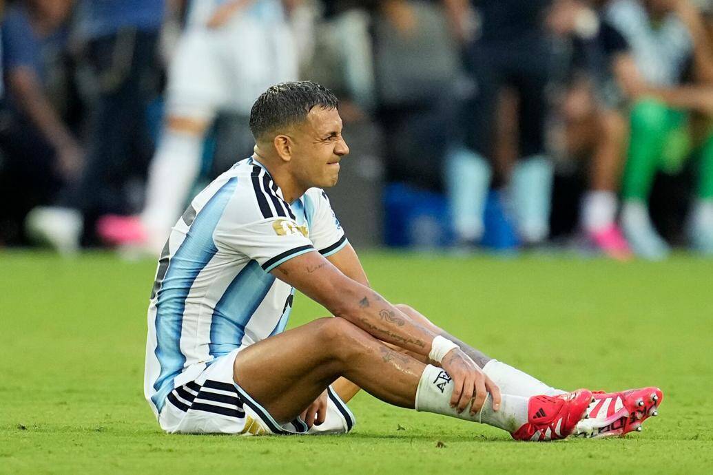 Facundo Medina, 1 trong 3 cầu thủ bị chấn thương trong trận Argentina - Cape Verde và đã phải bị thay ra