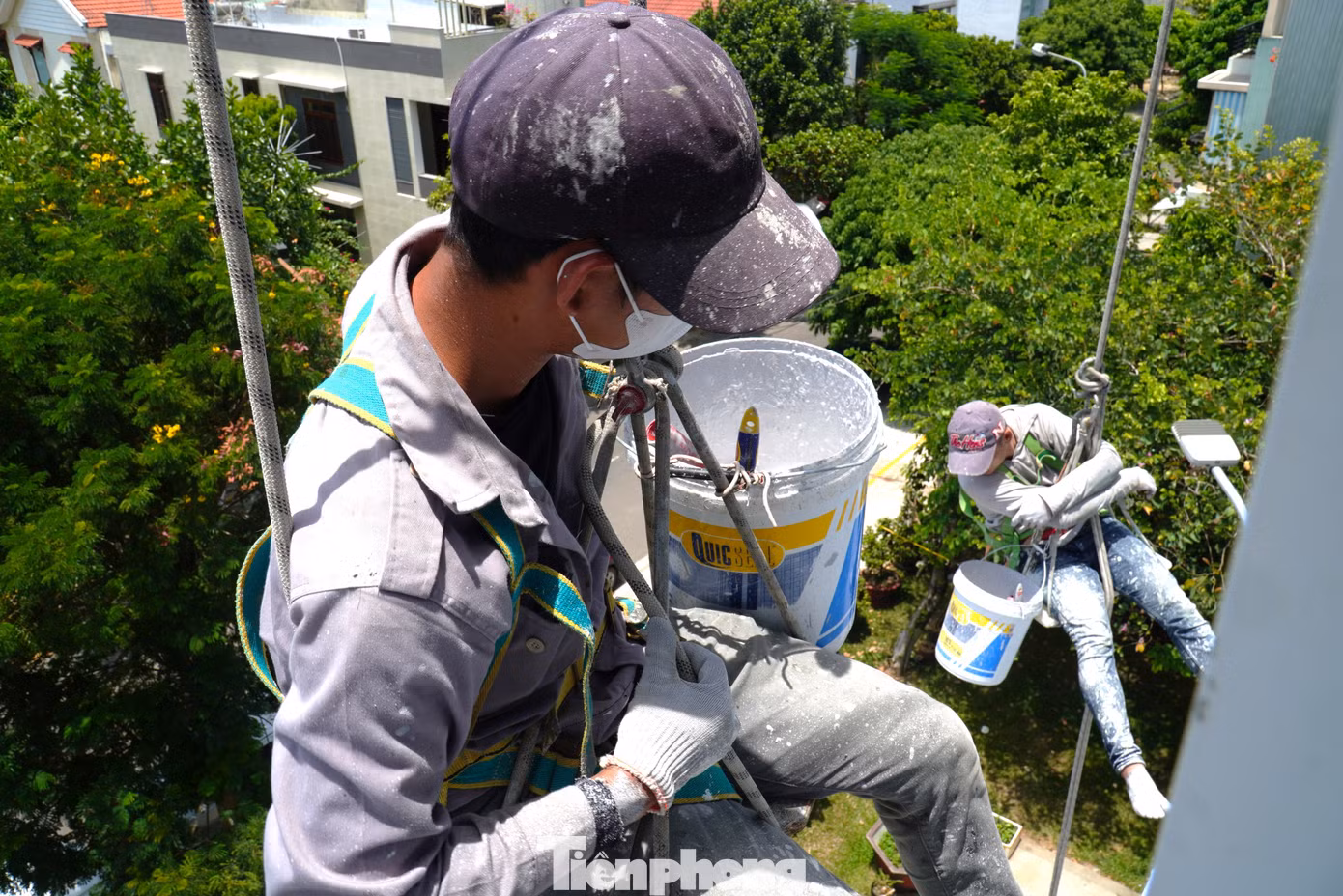 'Người nhện' treo mình mưu sinh giữa chảo lửa Đà Nẵng - 14