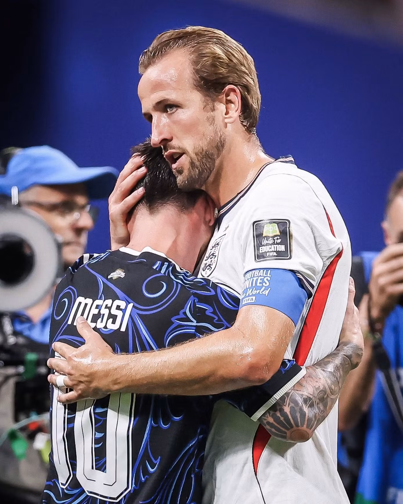 Ảnh Messi ôm Harry Kane gây bão mạng - 3