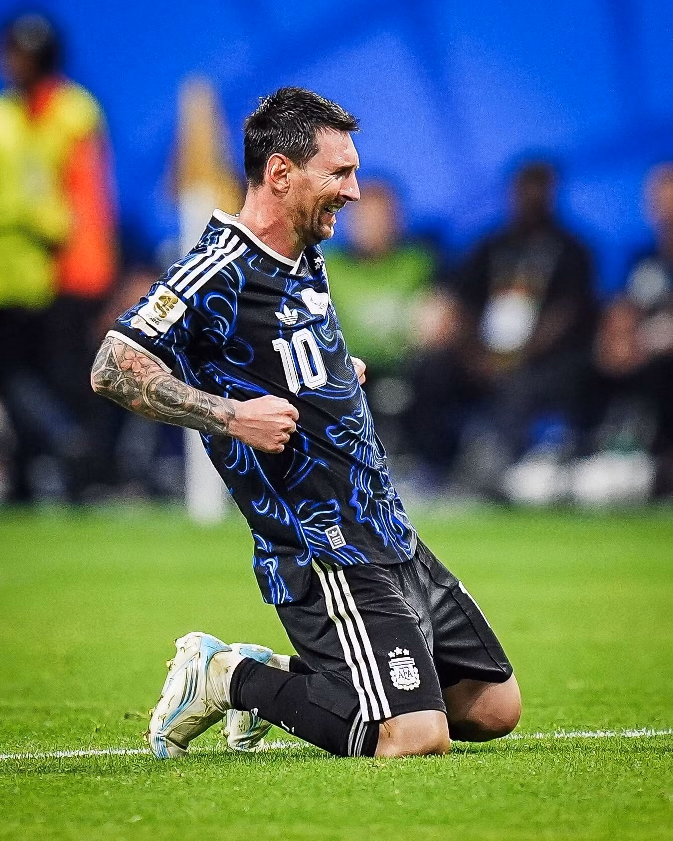 Ảnh Messi ôm Harry Kane gây bão mạng - 4