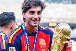 Người hùng Ferran Torres bỏ bạn gái giữa World Cup, được cả tá mỹ nhân tỏ tình sau chung kết