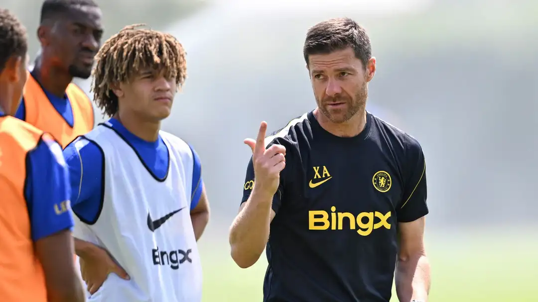 Landon Emenalo (với mái tóc giống Gullit&nbsp;- Ake) bên cạnh HLV Xabi Alonso
