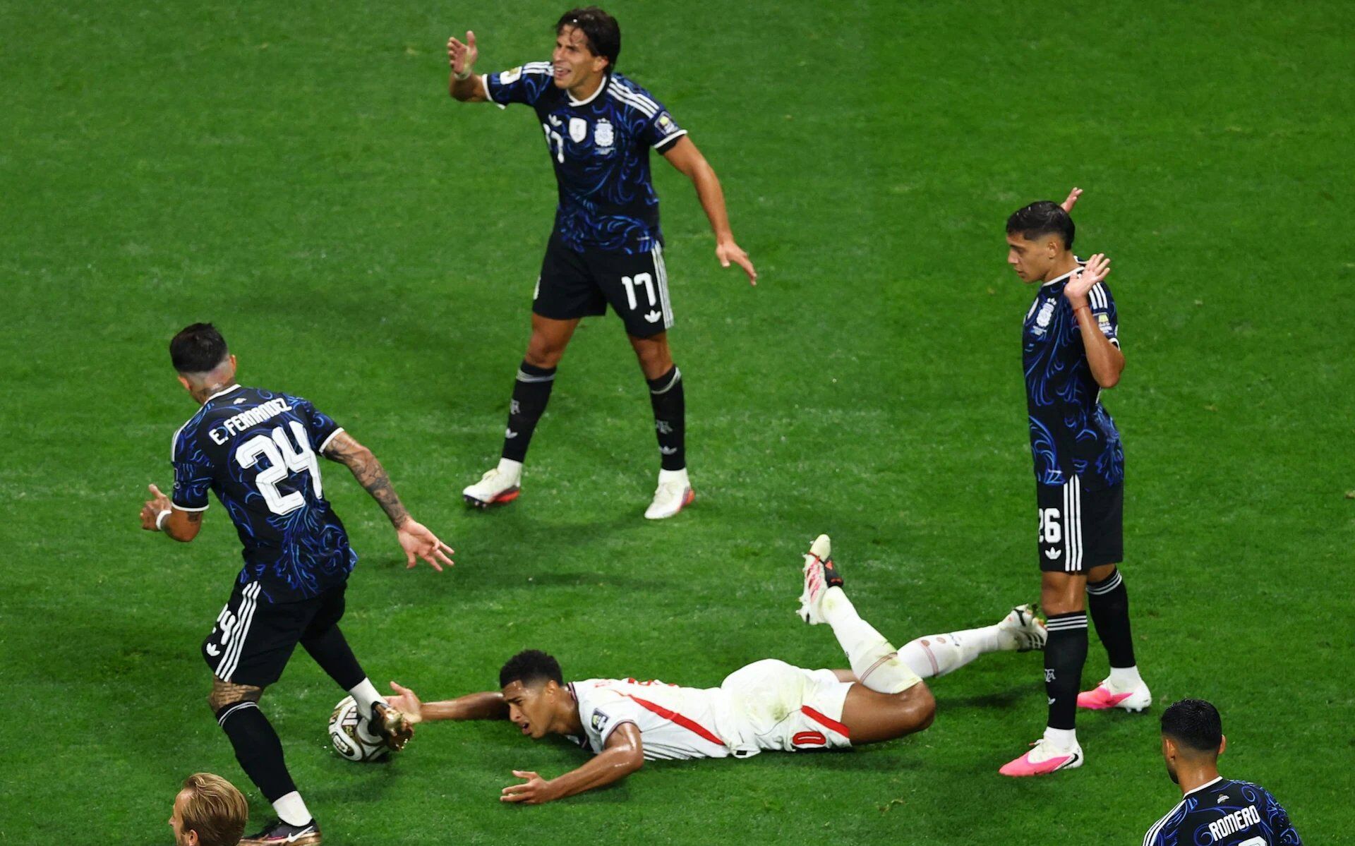 Báo Anh chỉ ra 31 "trò bẩn" của ĐT Argentina trong trận bán kết