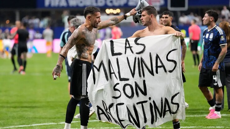FIFA cấm thông điệp chính trị, nhưng Argentina vẫn giăng băng rôn