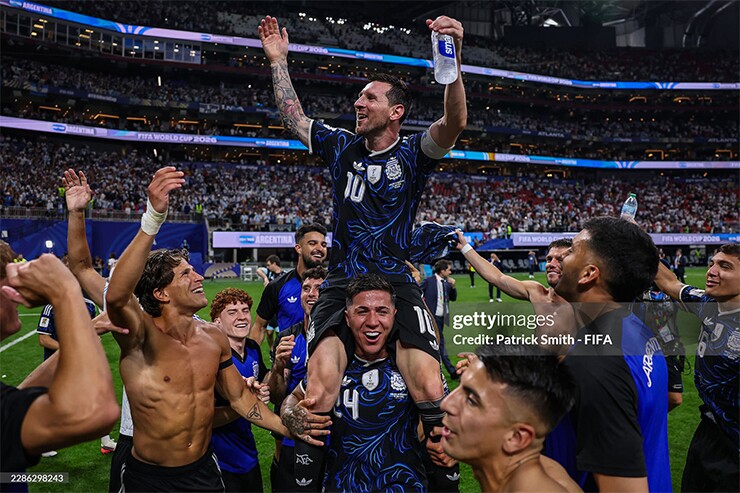 Argentina chỉ còn cách một chiến thắng để xóa "lời nguyền" của đội tuyển số một FIFA