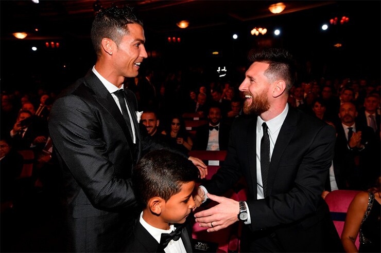 Ronaldo và Messi là kỳ phùng địch thủ suốt hơn hai thập kỷ trên sân cỏ