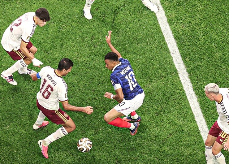 Tây Ban Nha khóa chặt Mbappe