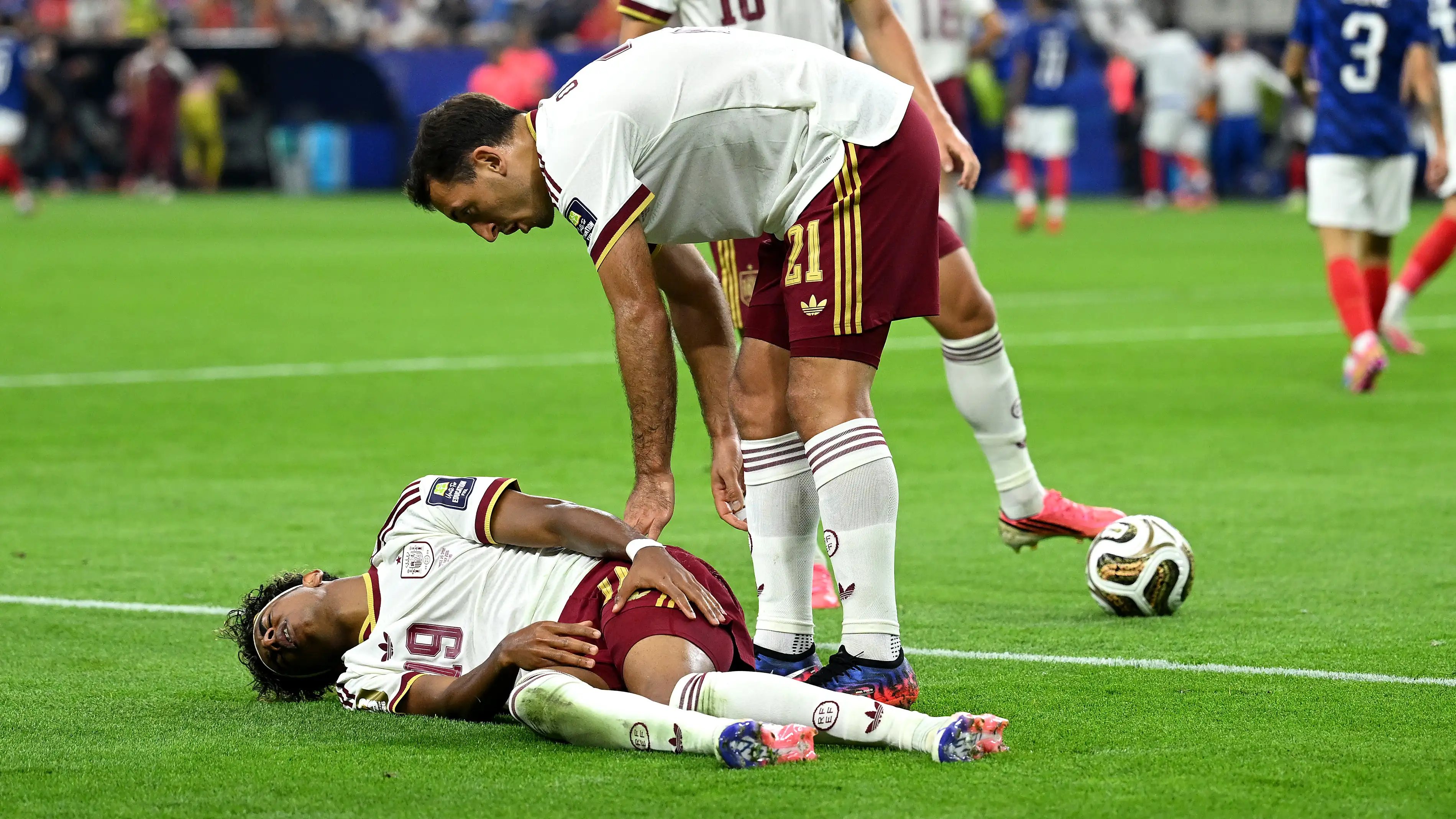 Yamal nhiều lần bị đau sau các pha va chạm với cầu thủ đối phương tại World Cup 2026