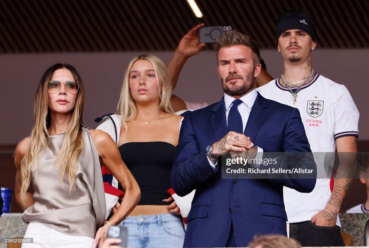 Gia đình David Beckham có mặt trên khán đài tiếp sức cho tuyển Anh trong trận tứ kết gặp Na Uy.
