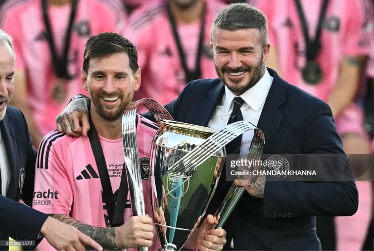 Lionel Messi và David Beckham rạng rỡ bên chiếc cúp vô địch MLS Cup của Inter Miami.