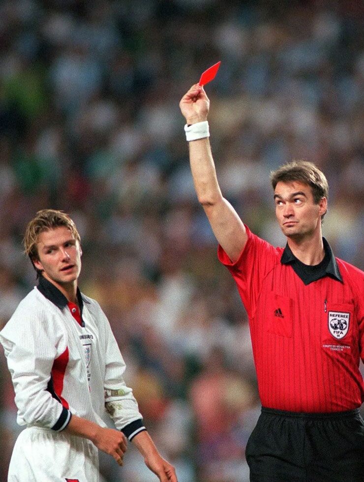 Chiếc thẻ đỏ tai tiếng của David Beckham trong trận gặp Argentina tại World Cup 1998 – khoảnh khắc khởi đầu cho mối duyên nợ cay đắng của anh với quốc gia Nam Mỹ.