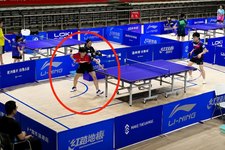Cao Yanhao (bên trái) mất kiểm soát đánh đối thủ sau set thua trắng 0-11