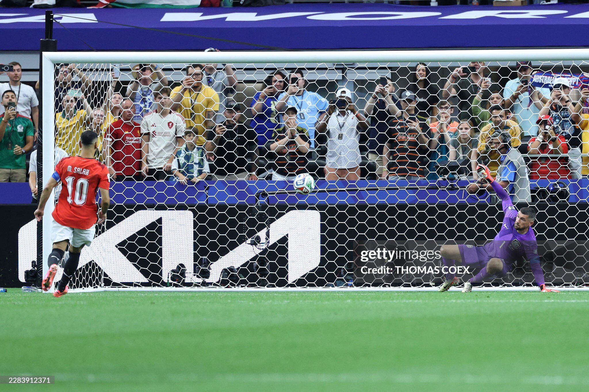 Salah đá panelka trước Ryan