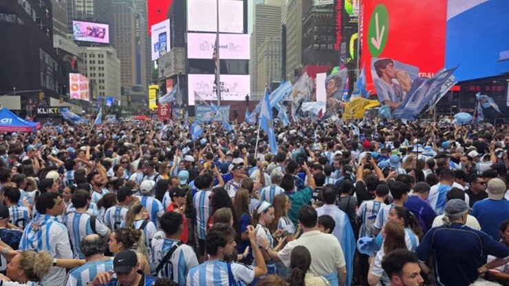 Toàn cảnh CĐV Argentina phủ kín Quảng trường Thời đại trước thềm chung kết World Cup
