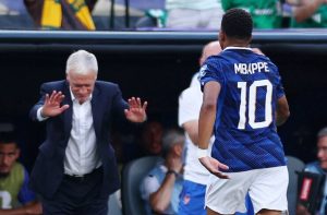 HLV Deschamps cúi đầu bái phục Mbappe, tri ân đặc biệt cho trò cưng