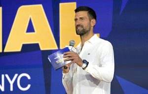Djokovic ra mắt ấn tượng giải đấu vật danh tiếng WWE, trổ tài ném rổ như siêu sao NBA