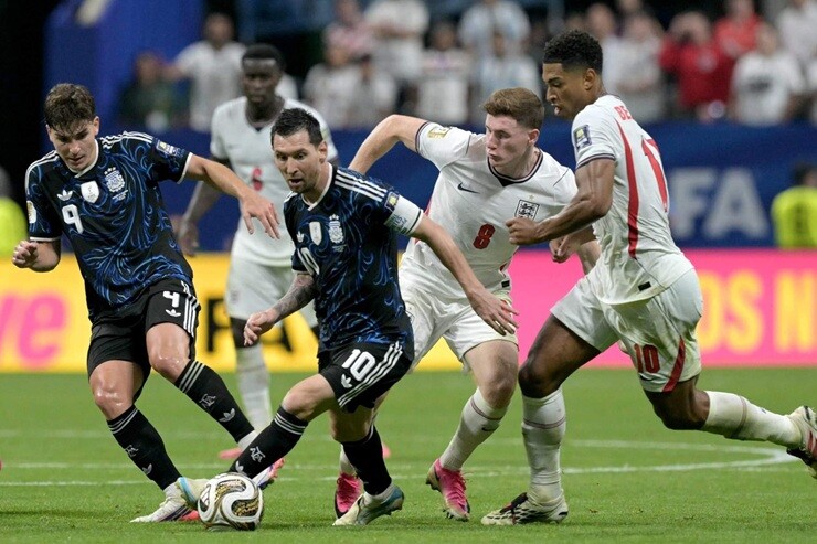 Messi tỏa sáng giúp Argentina lội ngược khó tin trước ĐT Anh ở bán kết
