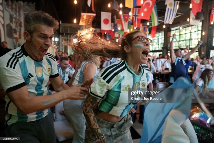 Fan Argentina vỡ òa vì Messi, fan Ai Cập chết lặng sau màn ngược dòng kinh điển - 13