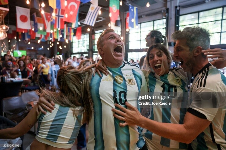 Fan Argentina vỡ òa vì Messi, fan Ai Cập chết lặng sau màn ngược dòng kinh điển - 14