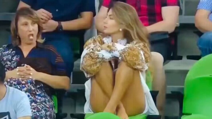 Fan nữ xinh đẹp ngồi vắt vẻo xem World Cup khiến bình luận viên nhà đài quên cả nhiệm vụ&nbsp;