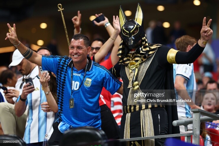 Fan Argentina vỡ òa vì Messi, fan Ai Cập chết lặng sau màn ngược dòng kinh điển - 4