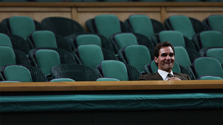Federer ngồi một mình tại khu Royal Box theo dõi các trận đấu ở Centre Court