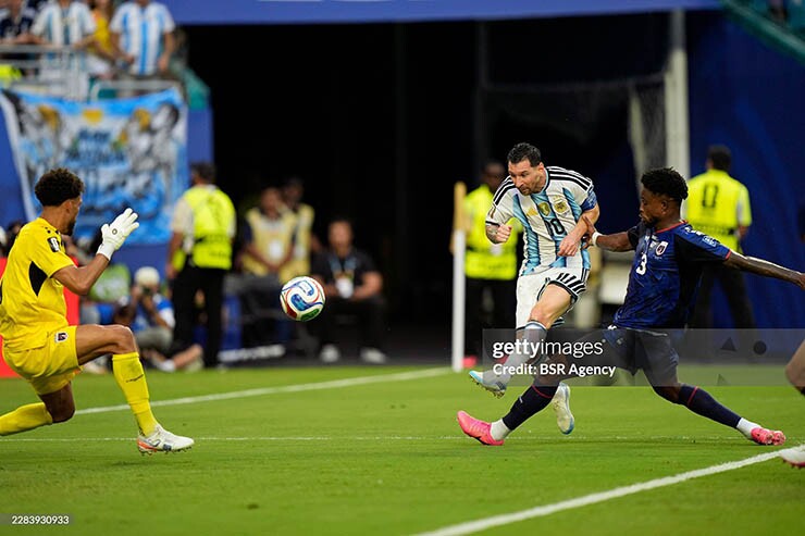 Messi tỏa sáng giúp Argentina vượt Cape Verde