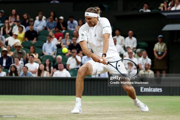 Zverev không thể hoàn thành trận đấu vì quy định giờ giới nghiêm