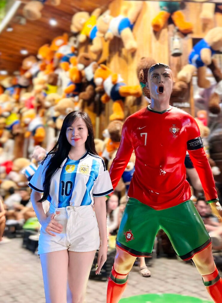 "Bà Tưng" Huyền Anh gây chú ý khi mặc áo Messi gửi lời nhắn tới Ronaldo 