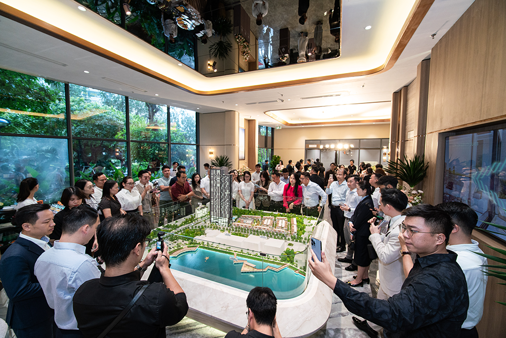 Khánh hàng, Nhà đầu tư và các đối tác tham quan sa bàn dự án Iconia Lakeside. Nguồn ảnh: NewX Estate