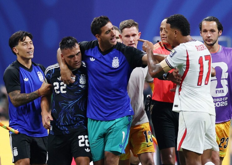Nhiều cầu thủ phải can ngăn ngôi sao thuộc biên chế Aston Villa trước khi sự việc đi quá xa
