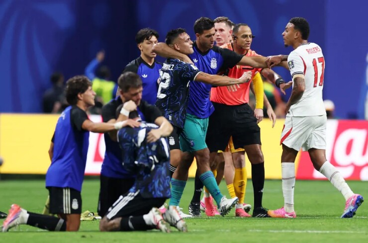 Rogers lời qua tiếng lại với Lautaro Martinez