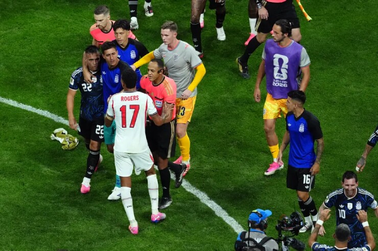 Bellingham "đánh lén" cầu thủ Argentina, dàn sao suýt ẩu đả sau bán kết - 3