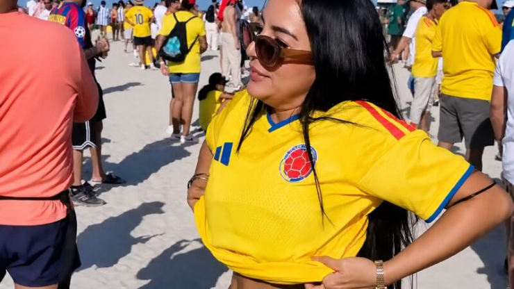 Trong khi đó, một nữ CĐV Colombia lại trở thành hiện tượng mạng sau video “đổi áo” đầy táo bạo trên bãi biển, thu hút hàng chục triệu lượt xem chỉ sau thời gian ngắn.
