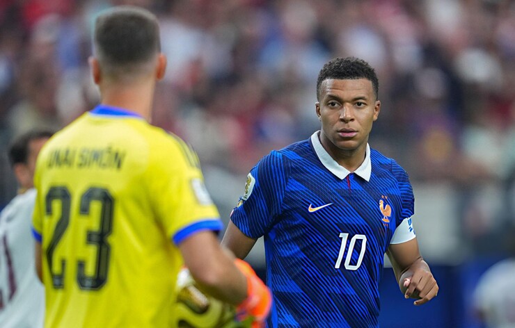 Mbappe ăn thẻ vàng, ĐT Pháp bất lực dù thủ môn lao ra khỏi vòng cấm - 4
