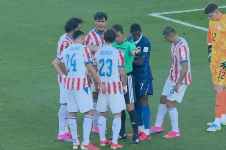 Gustavo Velazquez dùng "chiêu trò" trước khi Mbappe đá phạt đền