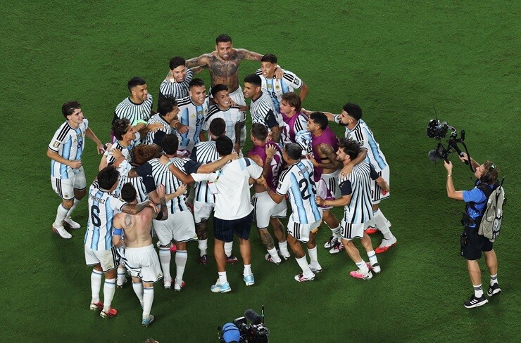 Các cầu thủ Argentina cùng người hâm mộ cũng hát một bài cổ động mang nội dung hướng về tuyển Anh sau chiến thắng 3-1 trước Thụy Sĩ