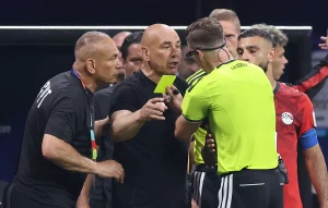 Argentina bị gọi là “VARgentina”, liệu FIFA có “chống lưng” cho Messi vô địch World Cup?