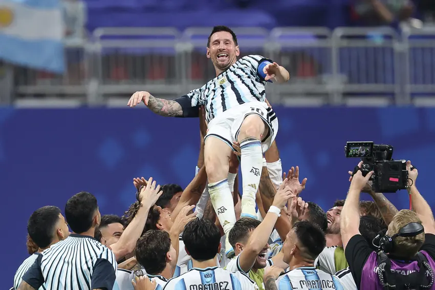 Messi tỏa sáng rực rỡ, giúp Argentina tiếp tục hành trình bảo vệ ngôi vương World Cup
