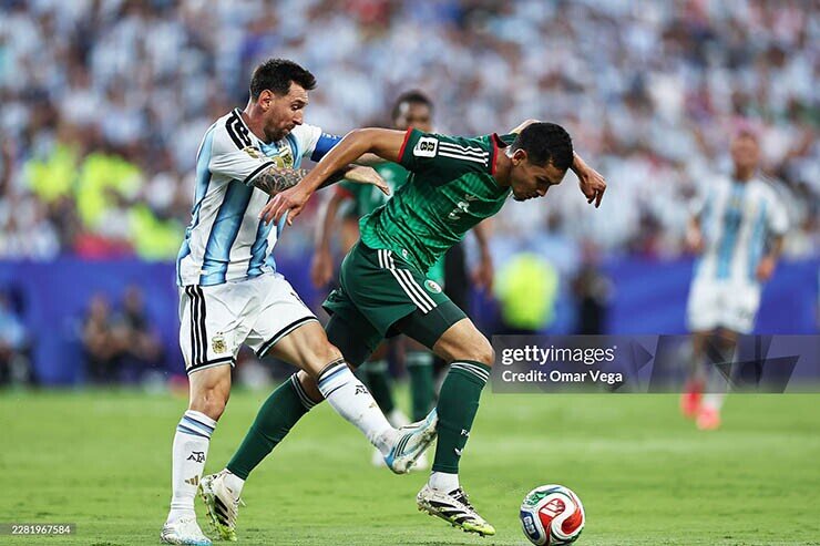 Messi thoát thẻ đỏ ở trận ra quân