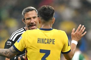Cầu thủ thứ 2 ở World Cup bị đuổi vì che miệng, Hincapie & Ecuador buồn tê tái